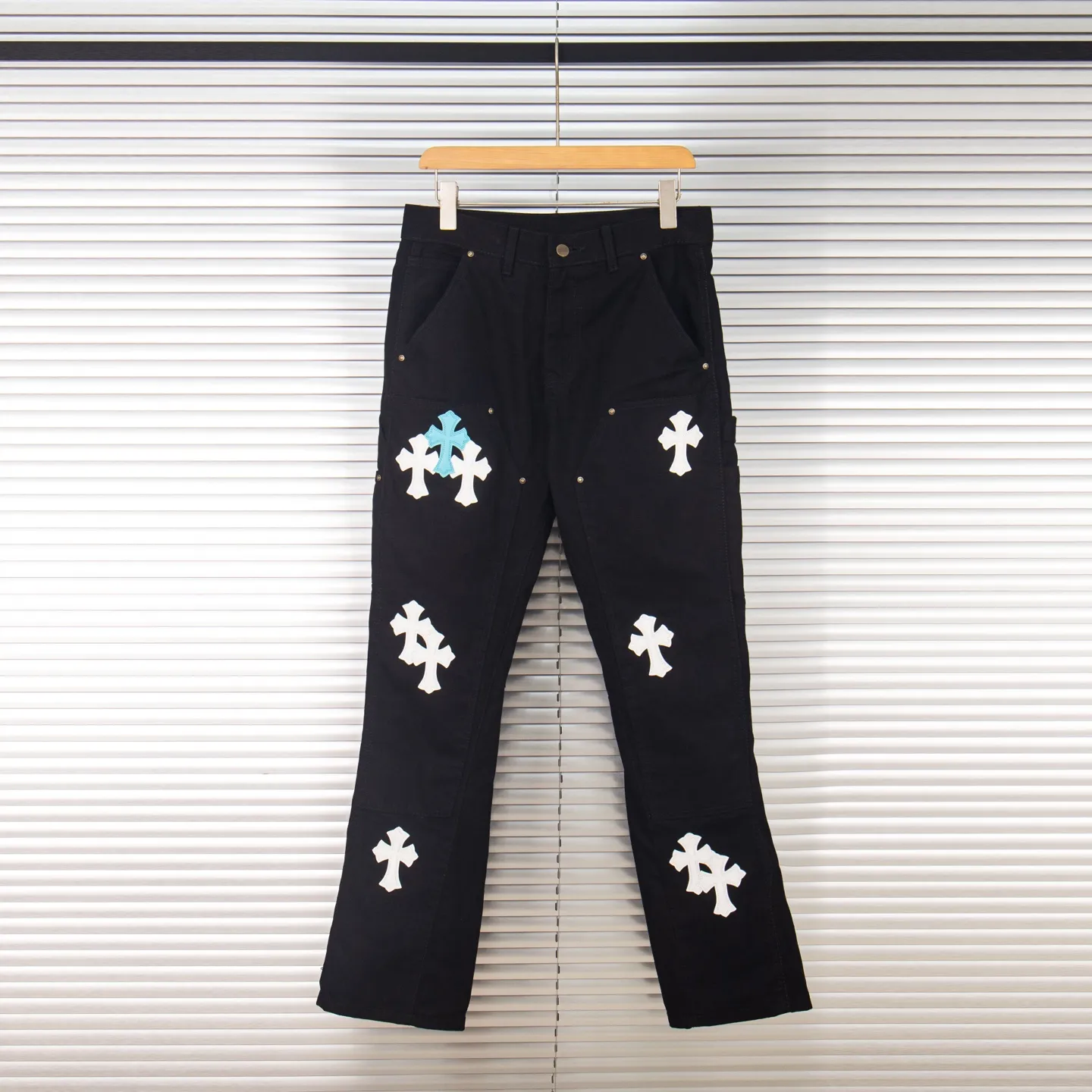 P260 Chrome Hearts co-branded Carhartt zipper leather jeans, priced at 16W+, patchwork cross pattern embellishment, high-waisted washed jeans! ! Absolutely high-end luxury products, 8W+ level god-level single products, super popular products, made with top heavy industry, a magic weapon that cannot be missed. About Kroxin This is an extremely luxurious fashion brand, which can also be called the nobles of the high street. It has always been an exclusive brand for some hipsters or the rich second generation. Compared with ordinary high streets, it is more luxurious and noble. Compared with luxury brands, it has a more fashionable personality and has always been a brand that I have a special liking for. Style number: 1772# Size: 28 30 32 34 36